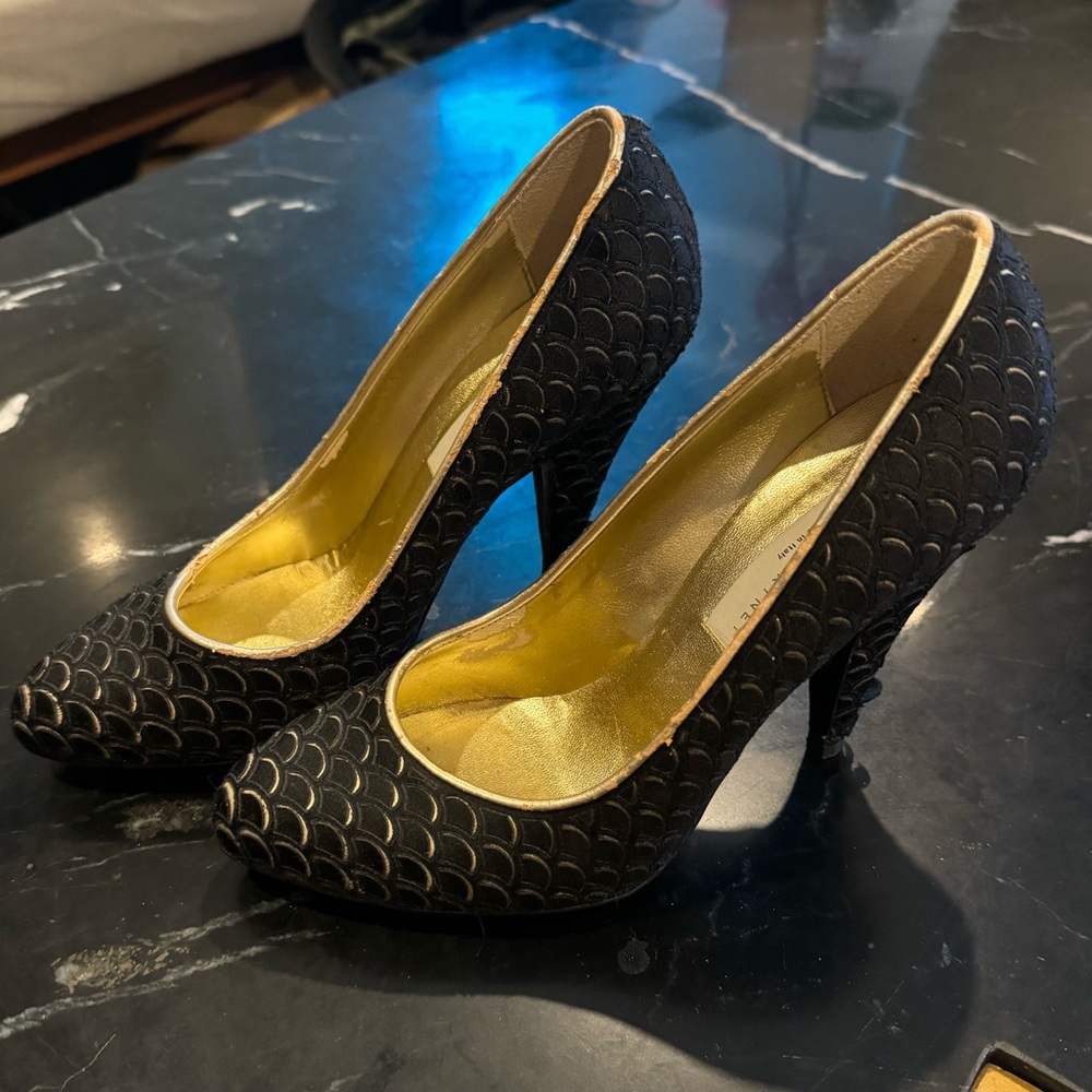 Scales Stuart Weitzman Pumps